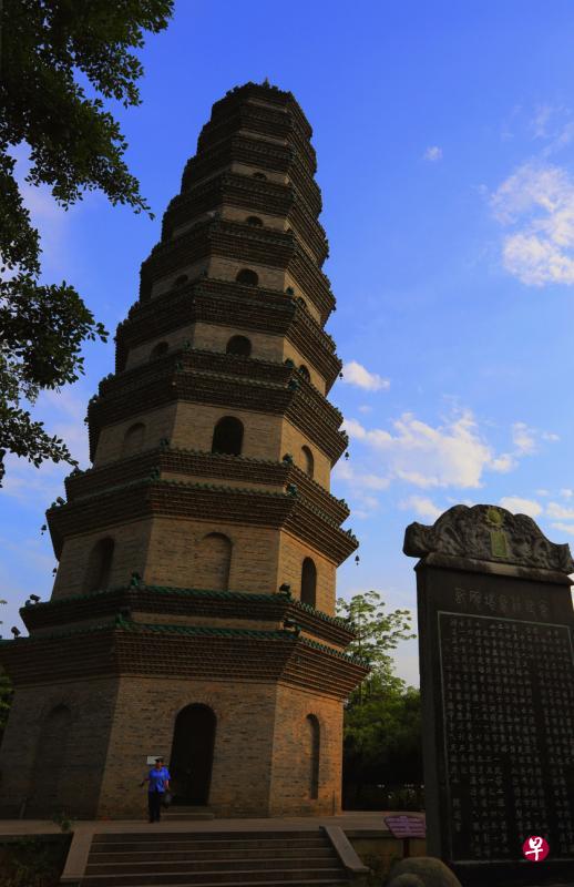 青秀山凤翅岭上的龙象塔,取佛经“水行龙力大,陆行象力大”之意。夕阳下的龙象塔更具神秘感。 青秀山凤翅岭上的龙象塔,取佛经“水行龙力大,陆行象力大”之意。夕阳下的龙象塔更具神秘感。