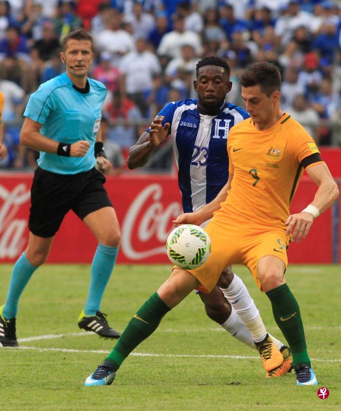 前锋尤里奇(右)两次错失进球机会,无法协助澳洲在客场报捷。(路透社) 前锋尤里奇(右)两次错失进球机会,无法协助澳洲在客场报捷。(路透社)