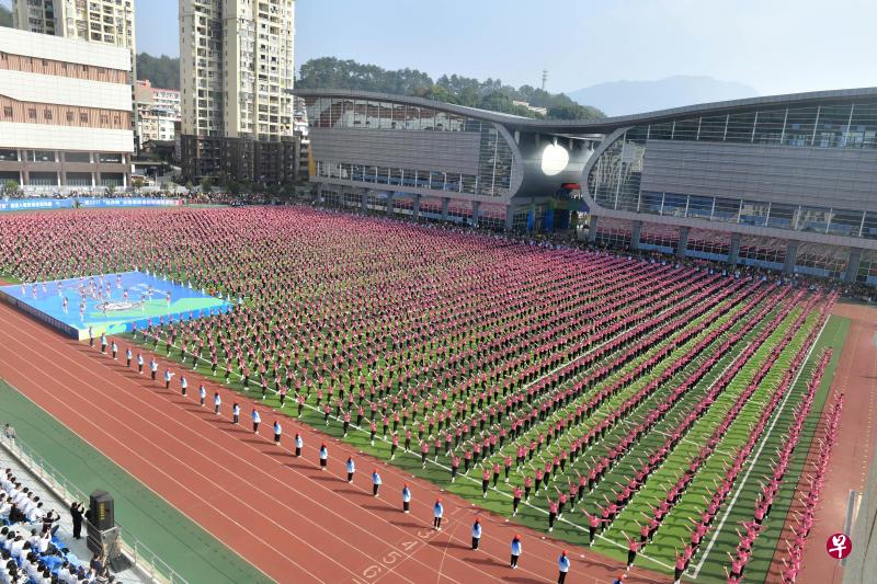 福建省大田县“最多人随录像一起做健身操”表演今天(12日)成功刷新吉尼斯世界纪录。(中新社) 福建省大田县“最多人随录像一起做健身操”表演今天(12日)成功刷新吉尼斯世界纪录。(中新社)
