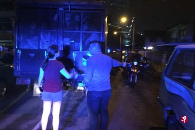 吉隆坡警方昨晚将68名中国工人押上警方卡车并带回警局。警方过后逮捕其中八人。(星洲日报) 吉隆坡警方昨晚将68名中国工人押上警方卡车并带回警局。警方过后逮捕其中八人。(星洲日报)