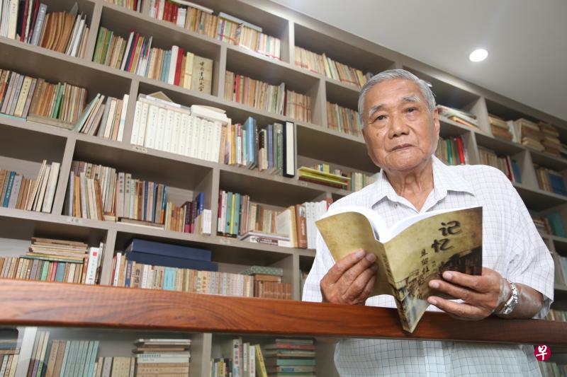 骆明:寻找1930年之前与新加坡有关的作品,这是一件诸如大海捞针一样的工作,是在故纸堆中,必须耐心、用心地寻找。(档案照) 骆明:寻找1930年之前与新加坡有关的作品,这是一件诸如大海捞针一样的工作,是在故纸堆中,必须耐心、用心地寻找。(档案照)