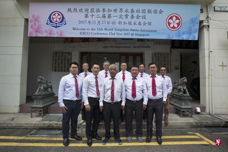 永春会馆成立大学助学基金、出版纪念专集、办纪念讲座和千人晚宴热烈庆祝成立150周年。前排左起是副会长陈金引、副会长郑耀宗、会长郑建成、副会长潘金财和副会长刘常勇;后排左起是研究组顾问郑文辉、总务许海瑞、康乐股主任黄敬岑、青年股主任董欣源,以及福利股主任刘庆联。(曾道明摄) 永春会馆成立大学助学基金、出版纪念专集、办纪念讲座和千人晚宴热烈庆祝成立150周年。前排左起是副会长陈金引、副会长郑耀宗、会长郑建成、副会长潘金财和副会长刘常勇;后排左起是研究组顾问郑文辉、总务许海瑞、康乐股主任黄敬岑、青年股主任董欣源,以及福利股主任刘庆联。(曾道明摄)