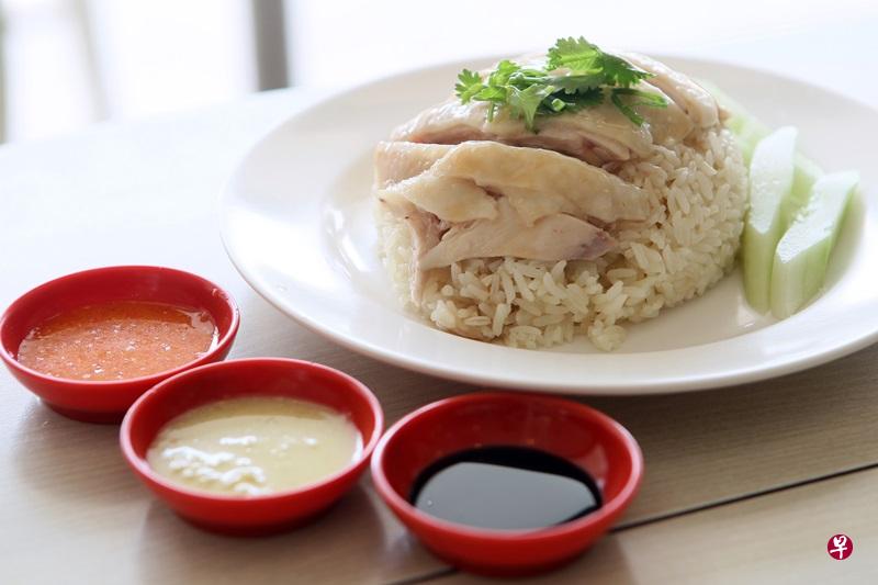 香滑鸡饭配搭特制辣椒酱与其他蘸酱,令人食指大动。(新加坡报业控股版权 ) 香滑鸡饭配搭特制辣椒酱与其他蘸酱,令人食指大动。(新加坡报业控股版权 )