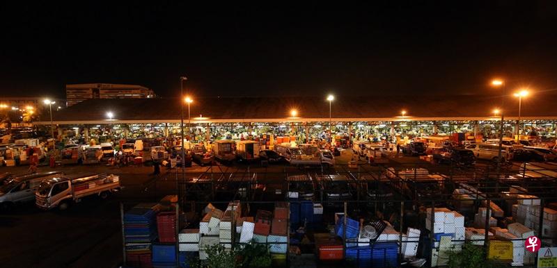 裕廊渔港的鱼类和海鲜批发市场,凌晨才是最热闹的时刻。(新加坡报业控股 版权) 裕廊渔港的鱼类和海鲜批发市场,凌晨才是最热闹的时刻。(新加坡报业控股 版权)