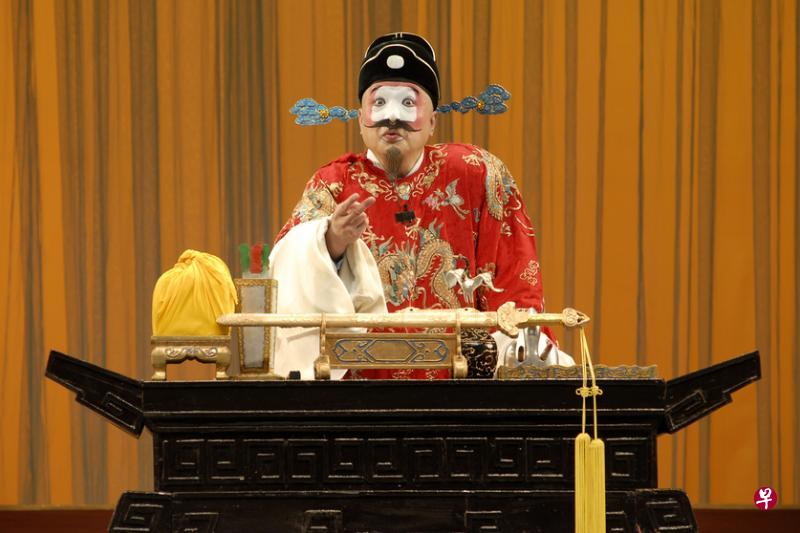 在观赏中国戏曲时,名角儿出场就先来一轮掌声,唱一段高难度花腔,更要大声叫好。(档案照) 在观赏中国戏曲时,名角儿出场就先来一轮掌声,唱一段高难度花腔,更要大声叫好。(档案照)