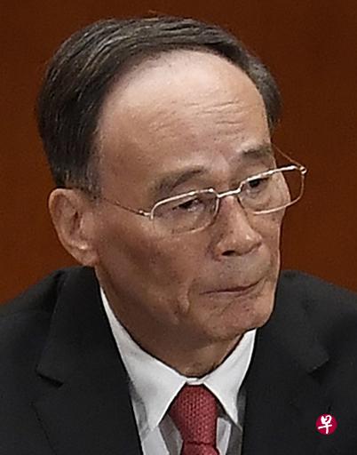 王岐山退出中共新一届中央委员会后并未从公众视线中消失,引起外界关注。(法新社) 王岐山退出中共新一届中央委员会后并未从公众视线中消失,引起外界关注。(法新社)