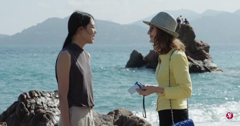 《克莱尔的相机》伊莎贝雨蓓(右)与金敏喜饰演的角色在法国康城街头偶遇。(第28届新加坡国际电影节提供) 《克莱尔的相机》伊莎贝雨蓓(右)与金敏喜饰演的角色在法国康城街头偶遇。(第28届新加坡国际电影节提供)