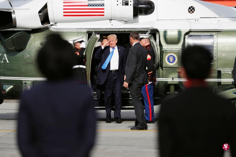 特朗普昨天决定不参加东亚峰会之后，就到马尼拉国际机场登上空军一号总统专机飞回国。（路透社）