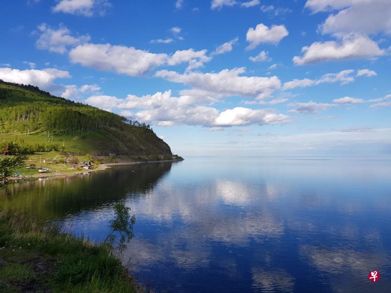 远远出现零星的湖畔人家。 远远出现零星的湖畔人家。