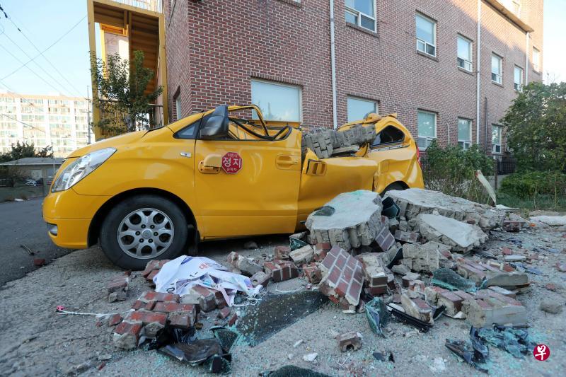 韩国东南地区昨天下午地震,浦项市遭受破坏最重,图中这辆汽车遭掉落的砖块击中,整个车顶塌下来。(路透社) 韩国东南地区昨天下午地震,浦项市遭受破坏最重,图中这辆汽车遭掉落的砖块击中,整个车顶塌下来。(路透社)