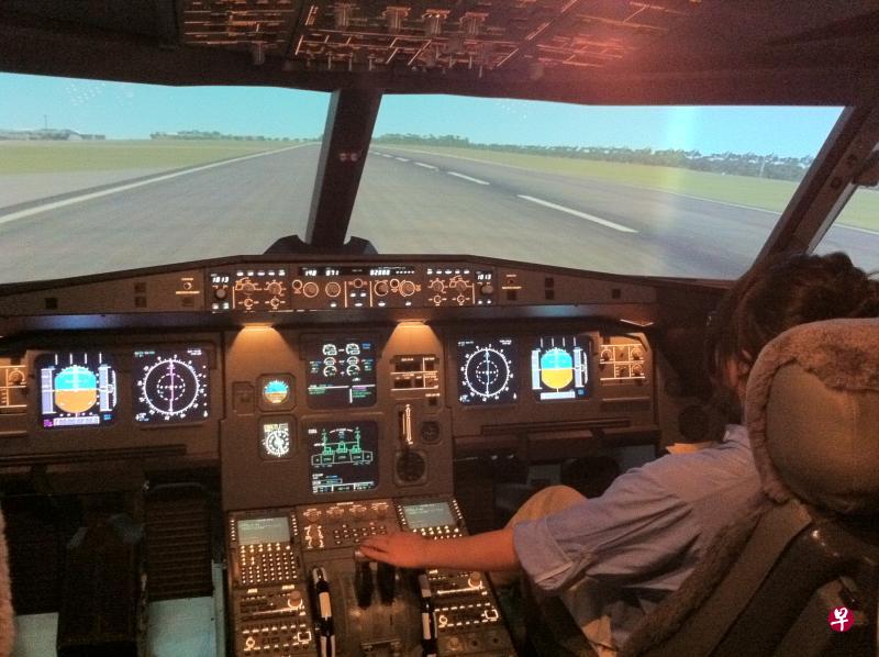 起诉人声称父亲和弟弟都是机师,他原也有意考取机师执照,但车祸彻底毁了他的飞行梦。(档案照) 起诉人声称父亲和弟弟都是机师,他原也有意考取机师执照,但车祸彻底毁了他的飞行梦。(档案照)