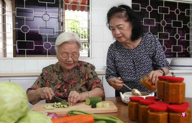 何思明和媳妇邱周淑娥一起准备家传阿渣。(《新报》) 何思明和媳妇邱周淑娥一起准备家传阿渣。(《新报》)