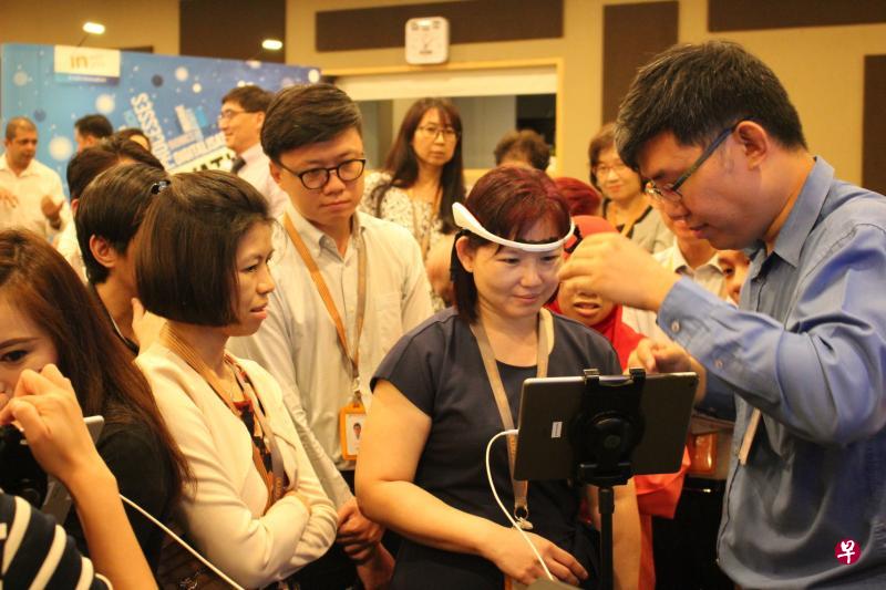 职总英康在踏上数码旅程同时,也不忘鼓励员工、财务顾问及合作伙伴一同前进。职总英康今年9月举办创新节,让10家保险和其他行业的起步公司展示项目,共吸引了800多名员工参与。(职总英康提供) 职总英康在踏上数码旅程同时,也不忘鼓励员工、财务顾问及合作伙伴一同前进。职总英康今年9月举办创新节,让10家保险和其他行业的起步公司展示项目,共吸引了800多名员工参与。(职总英康提供)