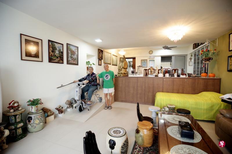 李淑莲(左)和丈夫陈宗费了不少心思和钱财打造无障碍家居,若以205万元的集体出售价卖掉,他们将蒙受亏损。(陈渊庄摄) 李淑莲(左)和丈夫陈宗费了不少心思和钱财打造无障碍家居,若以205万元的集体出售价卖掉,他们将蒙受亏损。(陈渊庄摄)