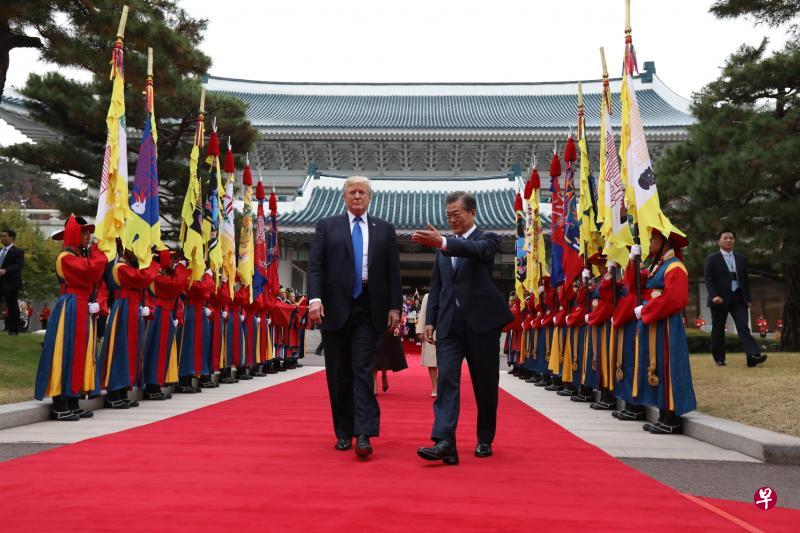 韩国总统文在寅(右)在青瓦台为美国总统特朗普举行隆重的欢迎仪式。(彭博社) 韩国总统文在寅(右)在青瓦台为美国总统特朗普举行隆重的欢迎仪式。(彭博社)