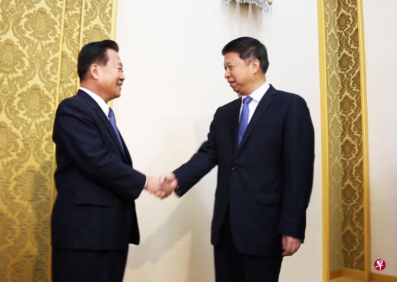 中共总书记习近平特使、中联部部长宋涛（右）17日在平壤会见朝鲜劳动党中央政治局常委、中央副委员长崔龙海，表明推动中朝两国两党关系向前发展。（中共中央对外联络部网站）