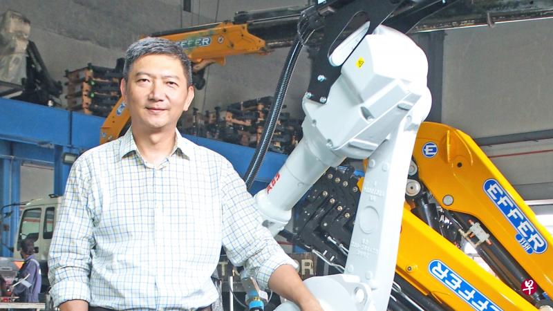 梁明毅的公司新添了这台焊接机器手。(受访者提供) 梁明毅的公司新添了这台焊接机器手。(受访者提供)
