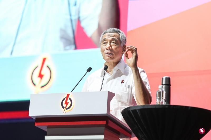李显龙总理昨天在人民行动党两年一度的党大会上致辞时,把增长预期上调到突破3%。(梁伟康摄) 李显龙总理昨天在人民行动党两年一度的党大会上致辞时,把增长预期上调到突破3%。(梁伟康摄)