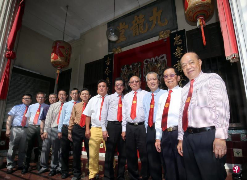 林氏大宗祠董事会设立盛大晚宴邀请国内外宗亲共庆90周年。右起为林清荣、林镇成、林玉品、林熙涞、林亚兴、林振文、林潮阳、林昌发、林庆发、林宝泉、林碧峰和林建德。(邬福梁摄) 林氏大宗祠董事会设立盛大晚宴邀请国内外宗亲共庆90周年。右起为林清荣、林镇成、林玉品、林熙涞、林亚兴、林振文、林潮阳、林昌发、林庆发、林宝泉、林碧峰和林建德。(邬福梁摄)