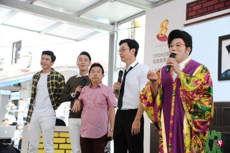 新生代演员陈俊铭(左起)、赖宇涵感谢前辈程旭辉、李国煌、梁志强在《欢喜就好》的指导。(新传媒、新加坡通讯及新闻部提供) 新生代演员陈俊铭(左起)、赖宇涵感谢前辈程旭辉、李国煌、梁志强在《欢喜就好》的指导。(新传媒、新加坡通讯及新闻部提供)
