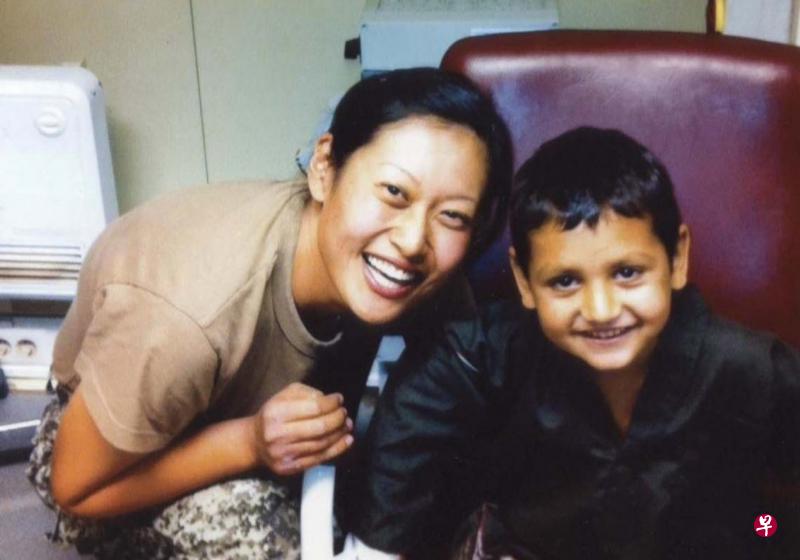 五级军事专才施燕玲2011年到阿富汗参与战后重建工作,在提供医疗服务时与伤者合照。(国防部提供) 五级军事专才施燕玲2011年到阿富汗参与战后重建工作,在提供医疗服务时与伤者合照。(国防部提供)