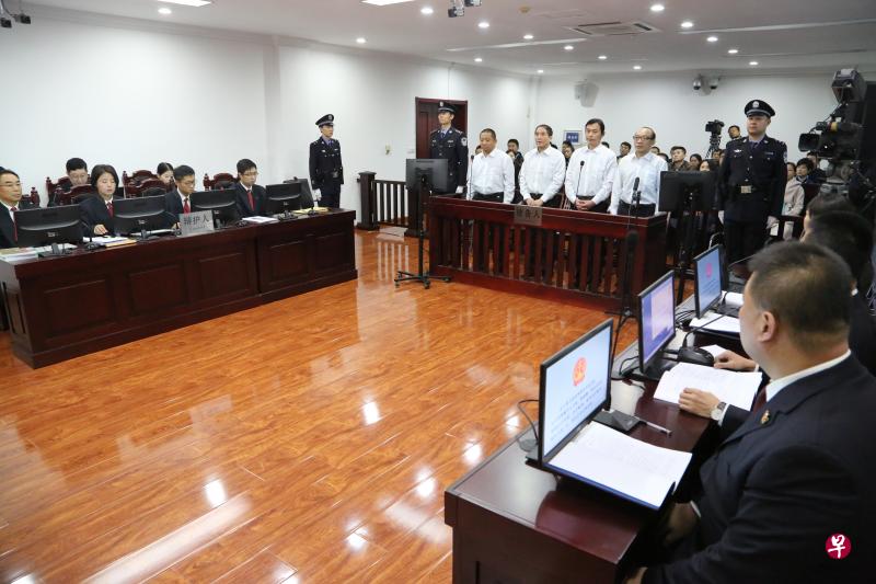 盘古氏公司原高管职员涉嫌销毁会计账目、非法拘禁案今天在大连市西岗法院庭审,穿白衬衫的四名被告人是左起郭文存、赵广东、胜瑞刚、马成。(西岗法院提供) 盘古氏公司原高管职员涉嫌销毁会计账目、非法拘禁案今天在大连市西岗法院庭审,穿白衬衫的四名被告人是左起郭文存、赵广东、胜瑞刚、马成。(西岗法院提供)