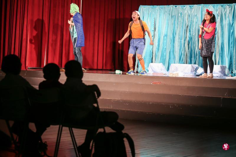 由福建会馆文化艺术团的演员带来的演出生动活泼,利用歌曲、成语字卡等互动式的趣味教学,吸引学生并鼓励他们积极参与其中。(梁伟康摄) 由福建会馆文化艺术团的演员带来的演出生动活泼,利用歌曲、成语字卡等互动式的趣味教学,吸引学生并鼓励他们积极参与其中。(梁伟康摄)