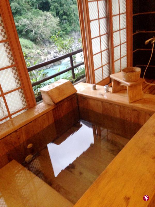 在乌来温泉旅馆内,在全由桧木打造的长方形浴室里泡汤,这就是作者的理想浴室。(黄向京摄) 在乌来温泉旅馆内,在全由桧木打造的长方形浴室里泡汤,这就是作者的理想浴室。(黄向京摄)