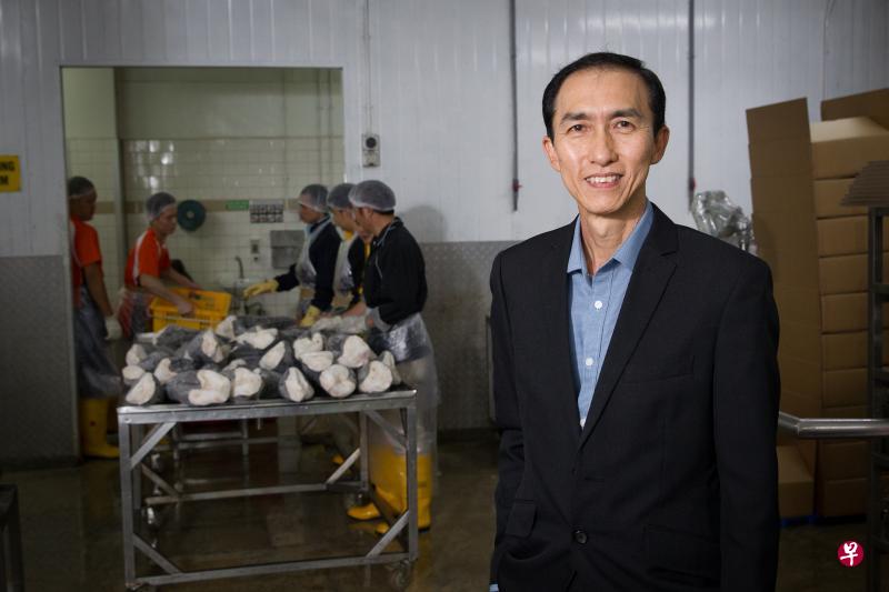 南记渔业董事经理周锦坤秉持着时时加强与客户联系的理念,提供更好的增值服务,公司才能持久经营。(海峡时报) 南记渔业董事经理周锦坤秉持着时时加强与客户联系的理念,提供更好的增值服务,公司才能持久经营。(海峡时报)
