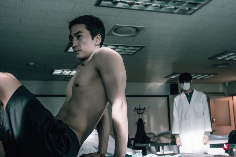 宋承宪在“Black”分饰两角,颇具挑战性。(tvN提供照片) 宋承宪在“Black”分饰两角,颇具挑战性。(tvN提供照片)