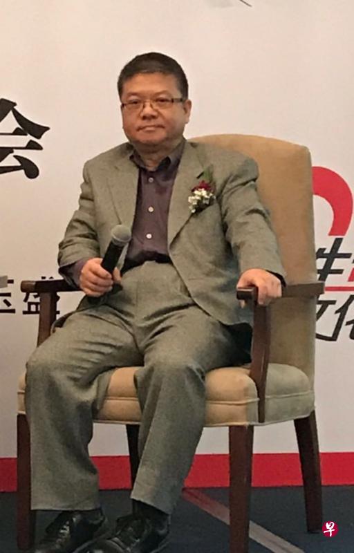 十多年没在媒体前曝光的区玉盛风采依旧,《离婚十小时》是他的电影处女导作。(《新明日报》) 十多年没在媒体前曝光的区玉盛风采依旧,《离婚十小时》是他的电影处女导作。(《新明日报》)