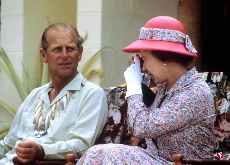 英女王伊丽莎白二世在70年代和80年代,常拿着我国赠送的镀金相机拍照。(英国广播公司) 英女王伊丽莎白二世在70年代和80年代,常拿着我国赠送的镀金相机拍照。(英国广播公司)