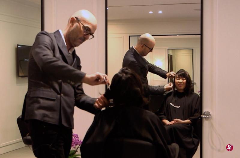 法拉帝独创一种剪发方式,所用的理发刀也取得专利权,请他剪发要价2000元。(海峡时报) 法拉帝独创一种剪发方式,所用的理发刀也取得专利权,请他剪发要价2000元。(海峡时报)