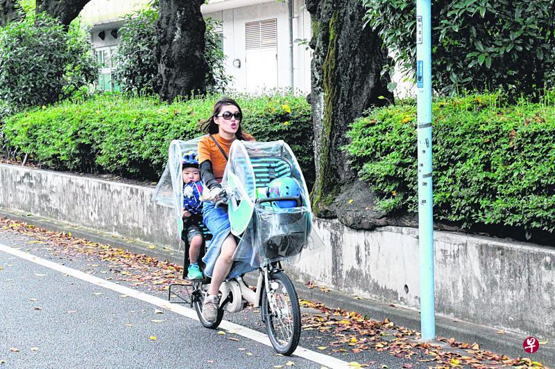 “妈妈脚踏车”前可放物品,后可载孩子。 “妈妈脚踏车”前可放物品,后可载孩子。