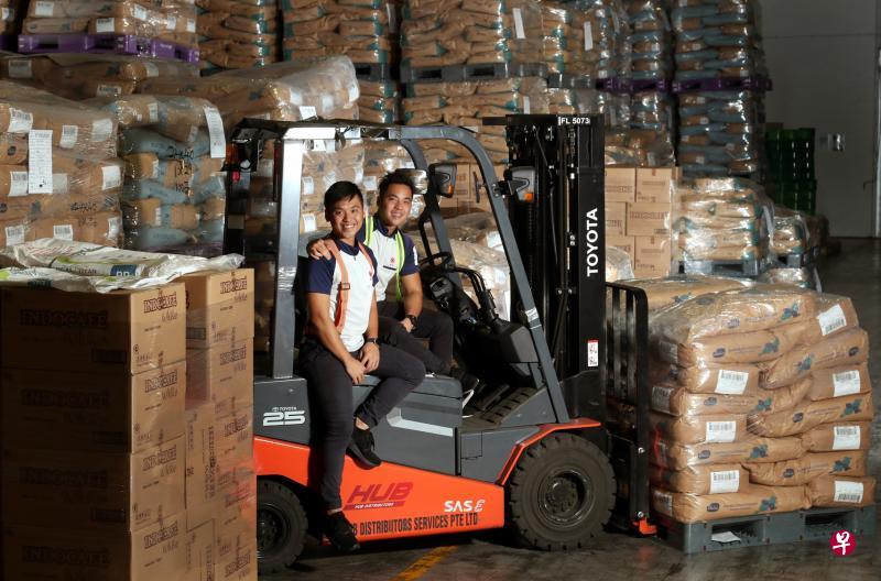 捷发物流的第二代接班人姚文杰(左)与弟弟姚文伟将通过科技改善公司运作,包括与其他公司合作在仓库内实行综合视觉与声音的拣货应用来提高生产力。(周国威摄) 捷发物流的第二代接班人姚文杰(左)与弟弟姚文伟将通过科技改善公司运作,包括与其他公司合作在仓库内实行综合视觉与声音的拣货应用来提高生产力。(周国威摄)