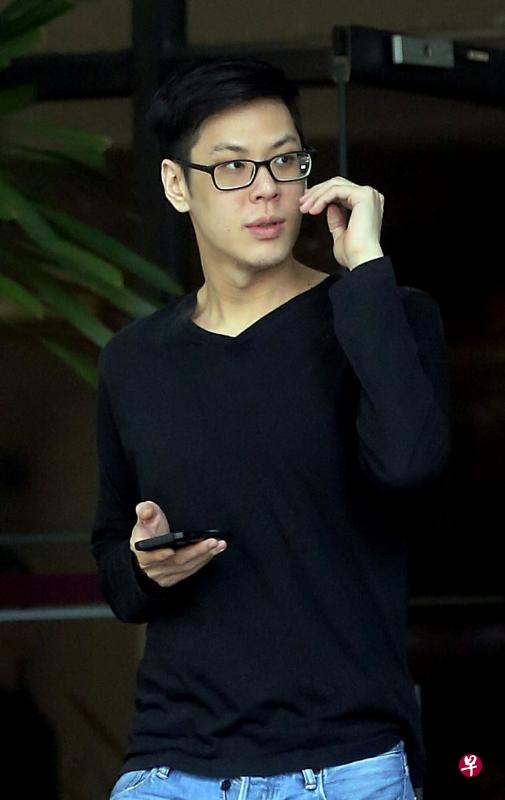 林成伟为躲避警方路障逆向行驶，导致多辆车子为了闪避他而紧急刹车。（海峡时报）