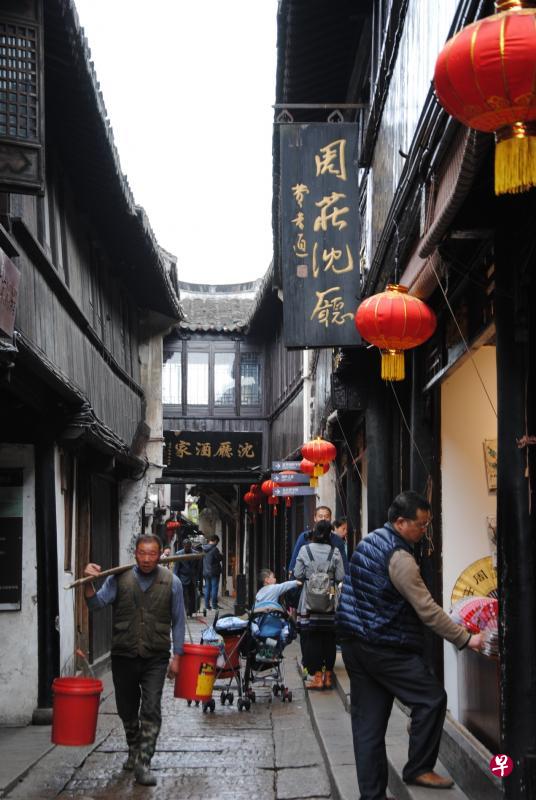 沈厅豪宅外的古镇街景。 沈厅豪宅外的古镇街景。