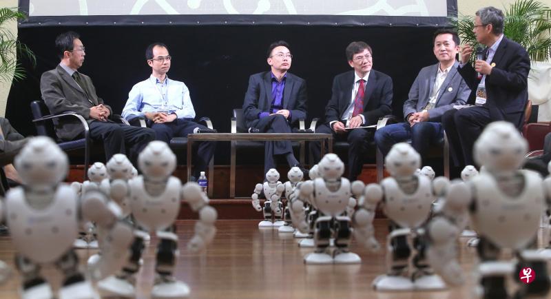 中国社会科学信息化研究中心秘书长兼《互联网周刊》主编姜奇平(左起)、国大商学院及电脑学院副教授兼国大商业大数据分析中心主任庞严、报业控股集团新兴市场副总裁兼联合早报网首席运营官周兆呈、国大光学科技研究中心主任洪明辉,以及易宝支付联合创始人兼总裁、互联网大篷车联合发起人余晨,昨天在中国知名跨界思想家段永朝主持的论坛上进行对话。(陈福洲摄) 中国社会科学信息化研究中心秘书长兼《互联网周刊》主编姜奇平(左起)、国大商学院及电脑学院副教授兼国大商业大数据分析中心主任庞严、报业控股集团新兴市场副总裁兼联合早报网首席运营官周兆呈、国大光学科技研究中心主任洪明辉,以及易宝支付联合创始人兼总裁、互联网大篷车联合发起人余晨,昨天在中国知名跨界思想家段永朝主持的论坛上进行对话。(陈福洲摄)