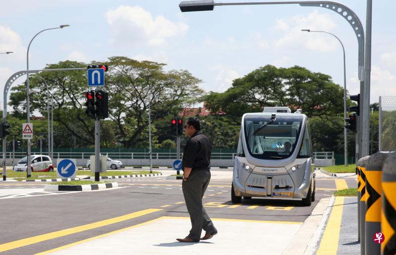 无人驾驶车测试中心能提供“安全、可控制,及可配置”的测试环境,让技术开发者通过不同的模拟情境,测试无人驾驶车。(海峡时报) 无人驾驶车测试中心能提供“安全、可控制,及可配置”的测试环境,让技术开发者通过不同的模拟情境,测试无人驾驶车。(海峡时报)