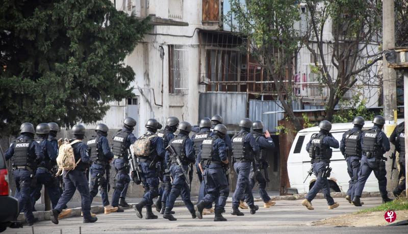 格鲁吉亚安全部队22日在首都第比利斯展开特别反恐行动。(法新社) 格鲁吉亚安全部队22日在首都第比利斯展开特别反恐行动。(法新社)