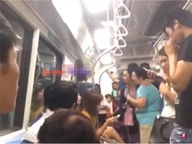 一名女子疑因拒绝让出优先座位,与阿婶在车厢内起争执。(档案照) 一名女子疑因拒绝让出优先座位,与阿婶在车厢内起争执。(档案照)