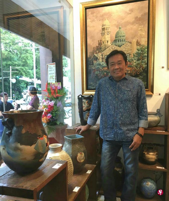 王国平以画笔及陶土表达对早期南洋风貌与色彩的执着。 王国平以画笔及陶土表达对早期南洋风貌与色彩的执着。