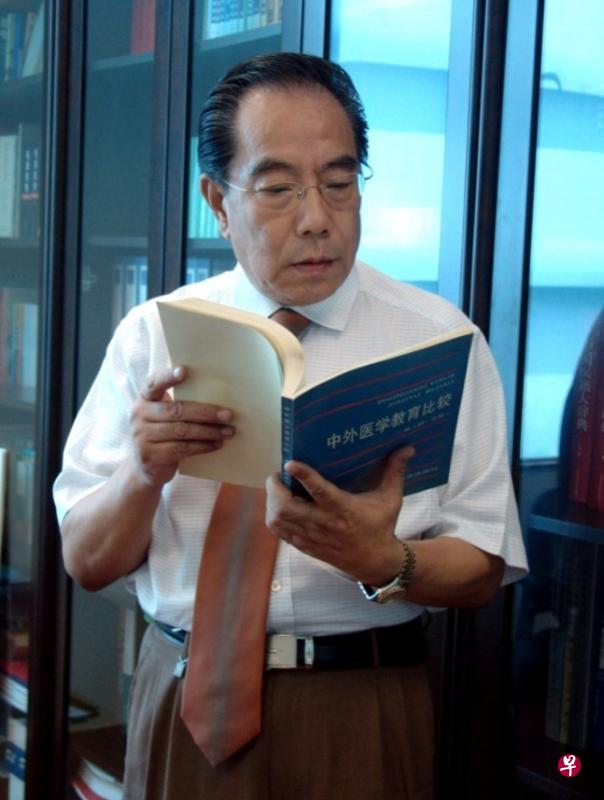 宝中堂中医药中心专家顾问严世芸教授。 宝中堂中医药中心专家顾问严世芸教授。