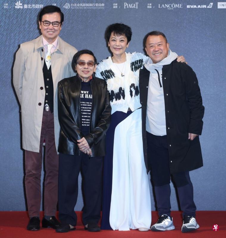 《最佳拍档》主创黄百鸣(左起)、泰迪罗宾、张艾嘉、曾志伟在金马奖“地毯之夜”合体。(台湾联合报) 《最佳拍档》主创黄百鸣(左起)、泰迪罗宾、张艾嘉、曾志伟在金马奖“地毯之夜”合体。(台湾联合报)