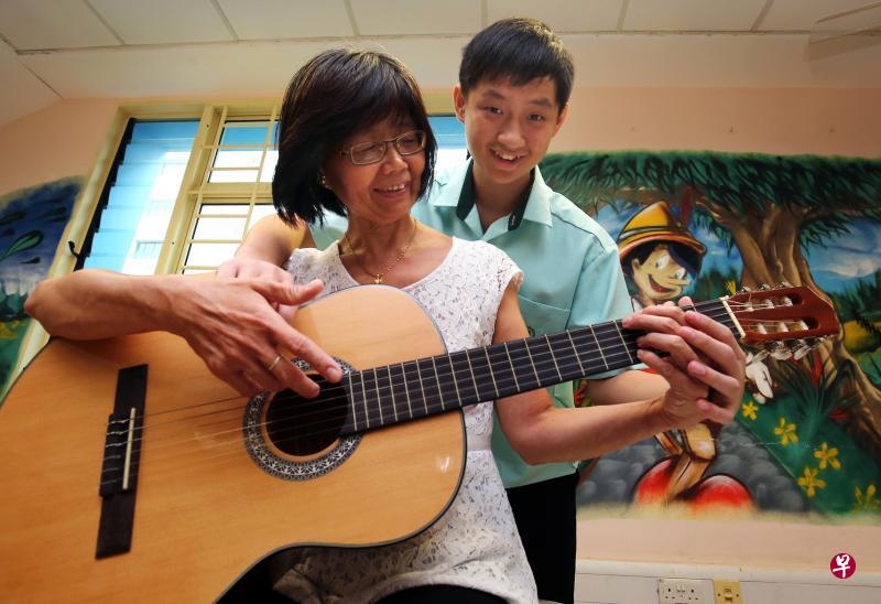孙齐旭(后)兼顾学业和课外活动,参加学校吉他学会的他平时练歌时,母亲陈雅玲就是他的忠实听众。(萧紫薇摄) 孙齐旭(后)兼顾学业和课外活动,参加学校吉他学会的他平时练歌时,母亲陈雅玲就是他的忠实听众。(萧紫薇摄)