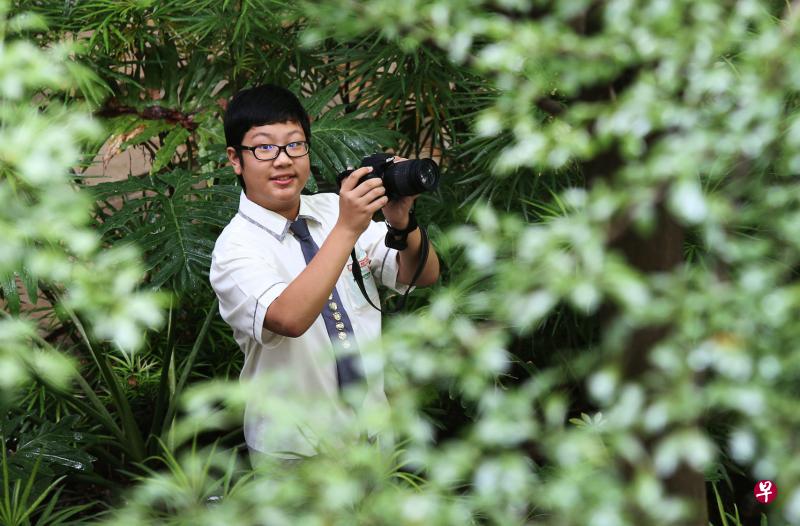 王瑞弘在先锋小学是一名学生领袖,同时也是学校传媒社的副社长。他凭着在资讯科技的强项,在直接收生计划下,获立化中学录取。(邝启聪摄) 王瑞弘在先锋小学是一名学生领袖,同时也是学校传媒社的副社长。他凭着在资讯科技的强项,在直接收生计划下,获立化中学录取。(邝启聪摄)