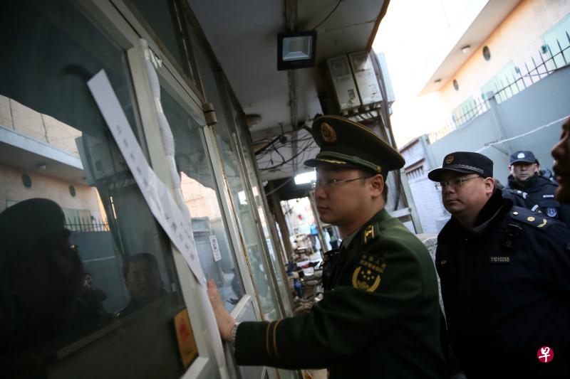 在上周六的大兴夺命火灾后，北京展开专项整治行动，这是执法人员本周三（22日）封锁一家廉价酒店。（路透社） 