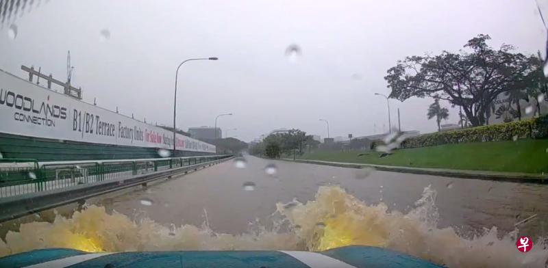 李女士开车经过海军部西路时遇到突发性淹水。(受访者提供) 李女士开车经过海军部西路时遇到突发性淹水。(受访者提供)
