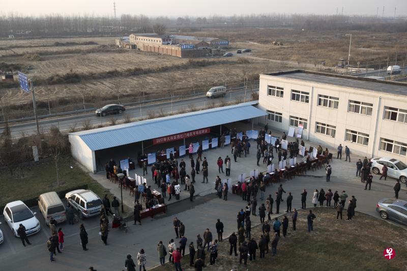 北京大兴西红门地区昨天举办专场招聘会,为该地区在安全隐患大排查、大清理、大整治专项行动过程中因安全隐患风险突出而关停的“三合一”、“多合一”场所中的人员提供新的就业机会。(中新社) 北京大兴西红门地区昨天举办专场招聘会,为该地区在安全隐患大排查、大清理、大整治专项行动过程中因安全隐患风险突出而关停的“三合一”、“多合一”场所中的人员提供新的就业机会。(中新社)