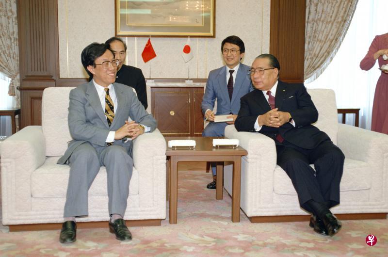 1987年4月,在圣教新闻社,时任中国文化部长的王蒙(左)与池田大作对谈时所拍的照片。(Seikyo Shimbun提供) 1987年4月,在圣教新闻社,时任中国文化部长的王蒙(左)与池田大作对谈时所拍的照片。(Seikyo Shimbun提供)